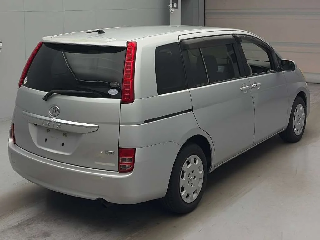 Toyota Isis  с аукциона в Японии