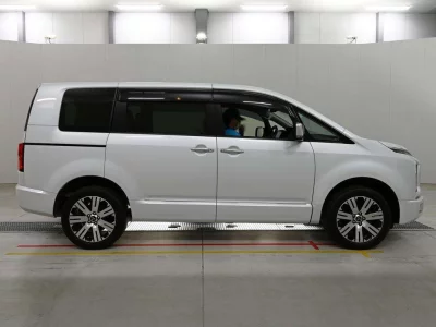 Mitsubishi DELICA D5