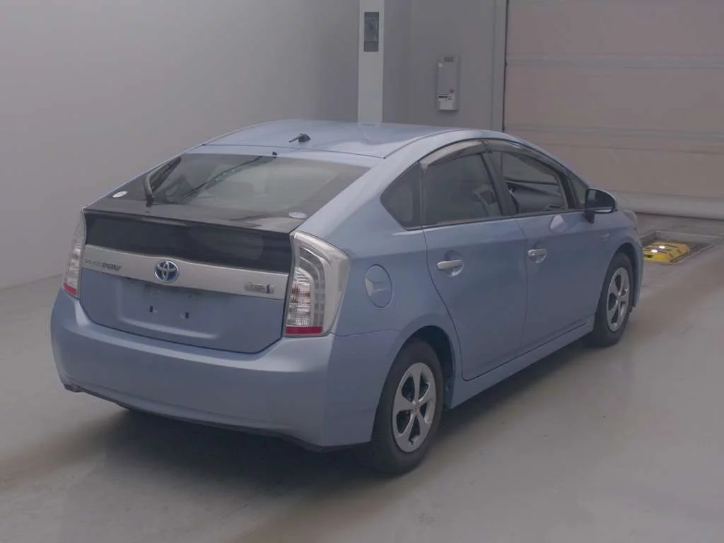 Toyota Prius PHV  с аукциона в Японии