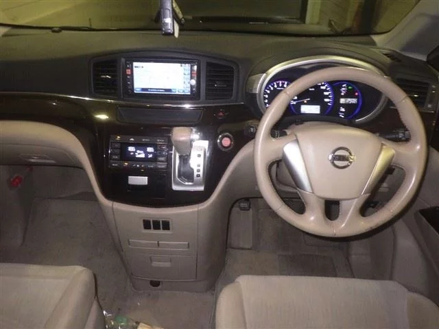 Nissan Elgrand  с аукциона в Японии