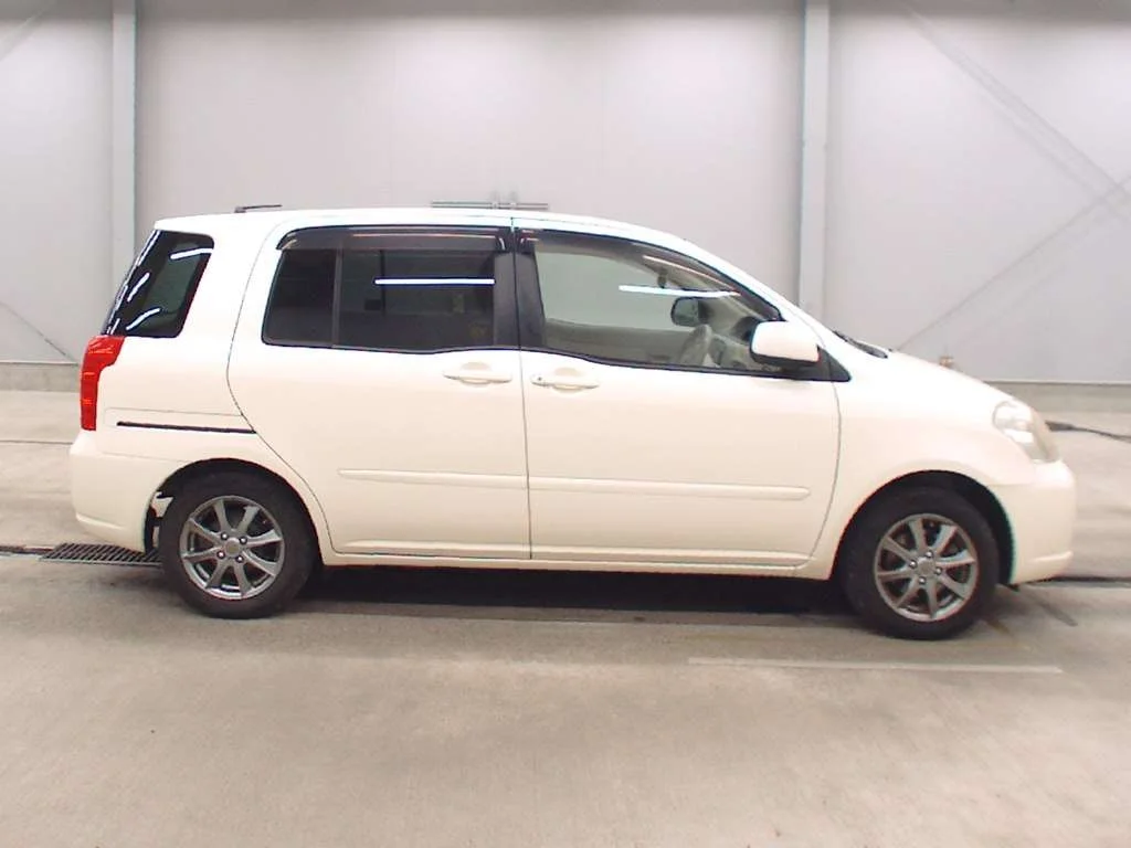 Toyota Raum  с аукциона в Японии