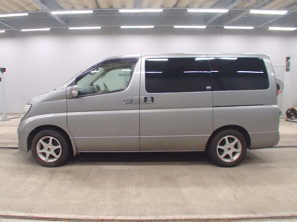 Nissan Elgrand  с аукциона в Японии