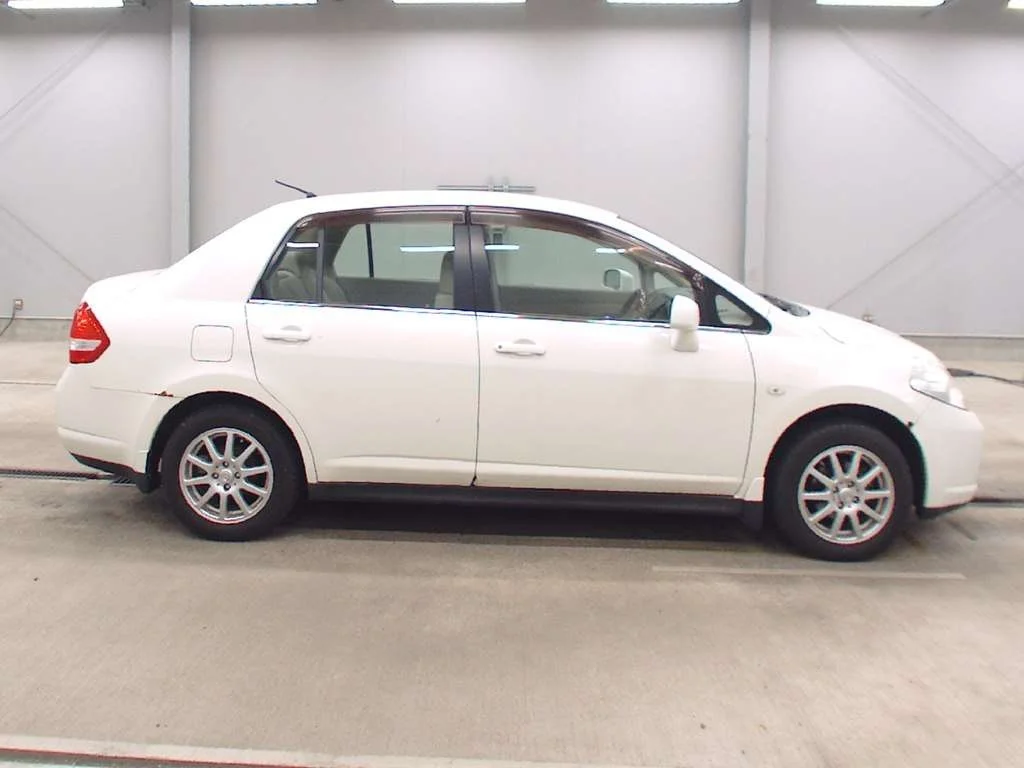 Nissan Tiida Latio  с аукциона в Японии