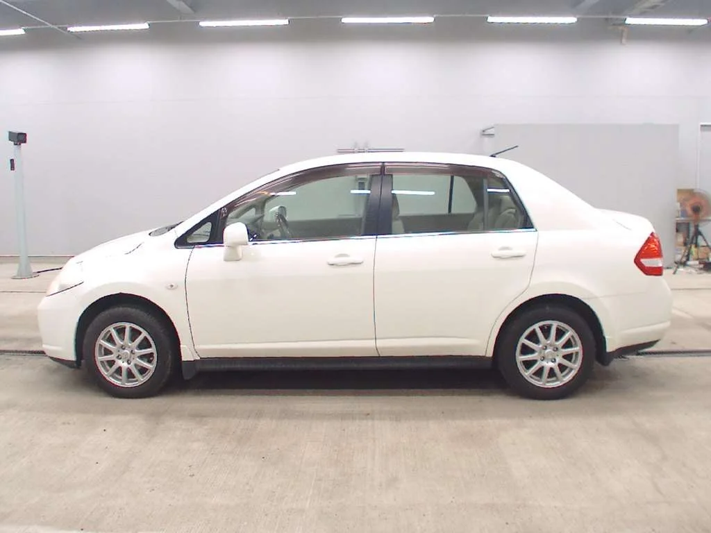 Nissan Tiida Latio  с аукциона в Японии