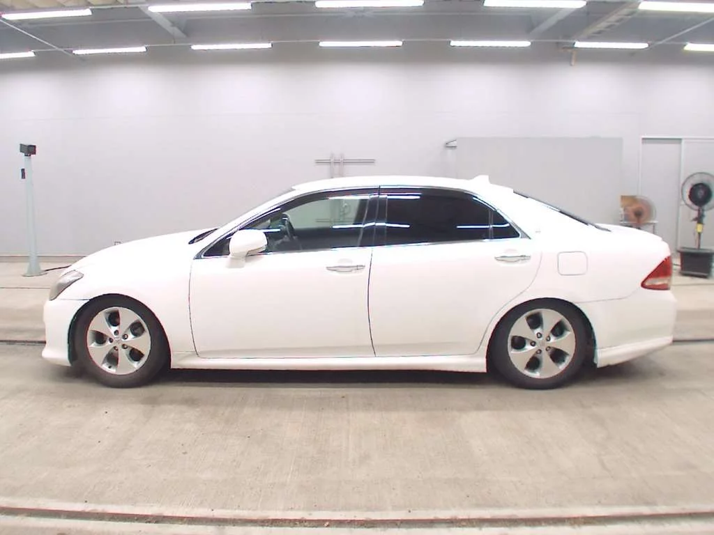 Toyota Crown  с аукциона в Японии