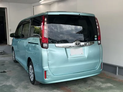 TOYOTA NOAH