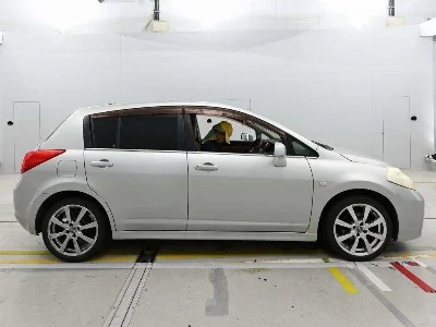 NISSAN TIIDA