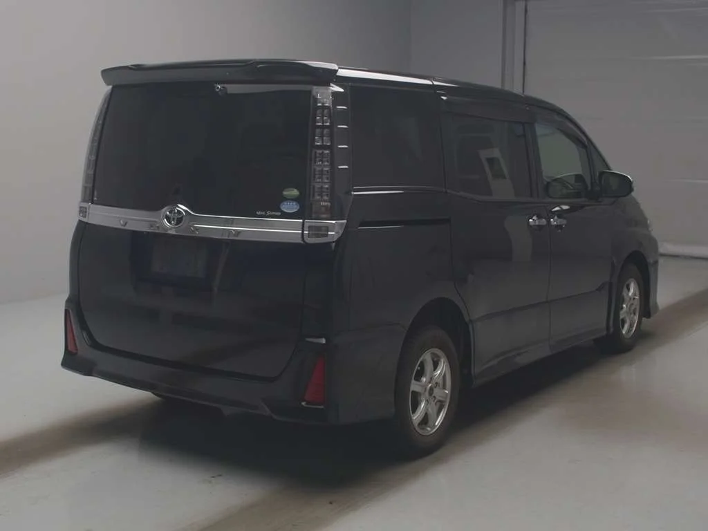 Toyota Voxy  с аукциона в Японии