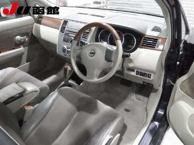 NISSAN TIIDA