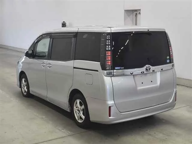 Toyota Voxy  с аукциона в Японии