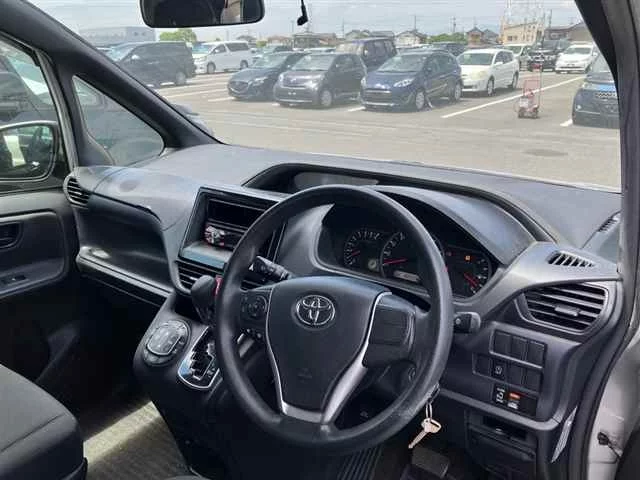 Toyota Voxy  с аукциона в Японии