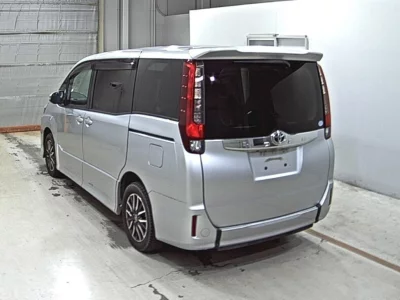 TOYOTA NOAH