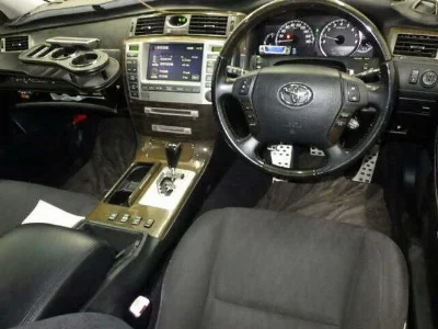 TOYOTA CROWN MAJESTA