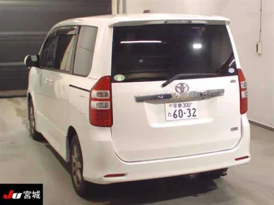 TOYOTA NOAH
