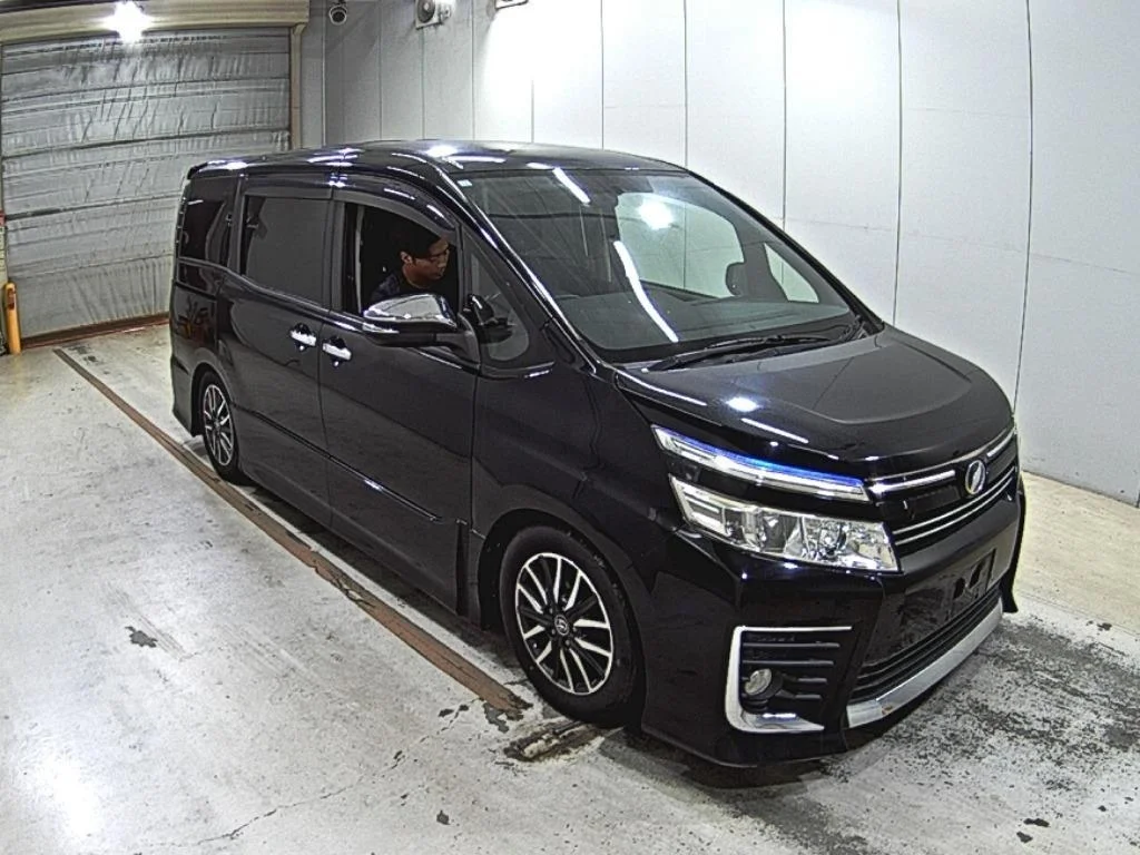 Toyota Voxy  с аукциона в Японии