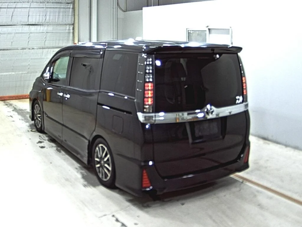 Toyota Voxy  с аукциона в Японии