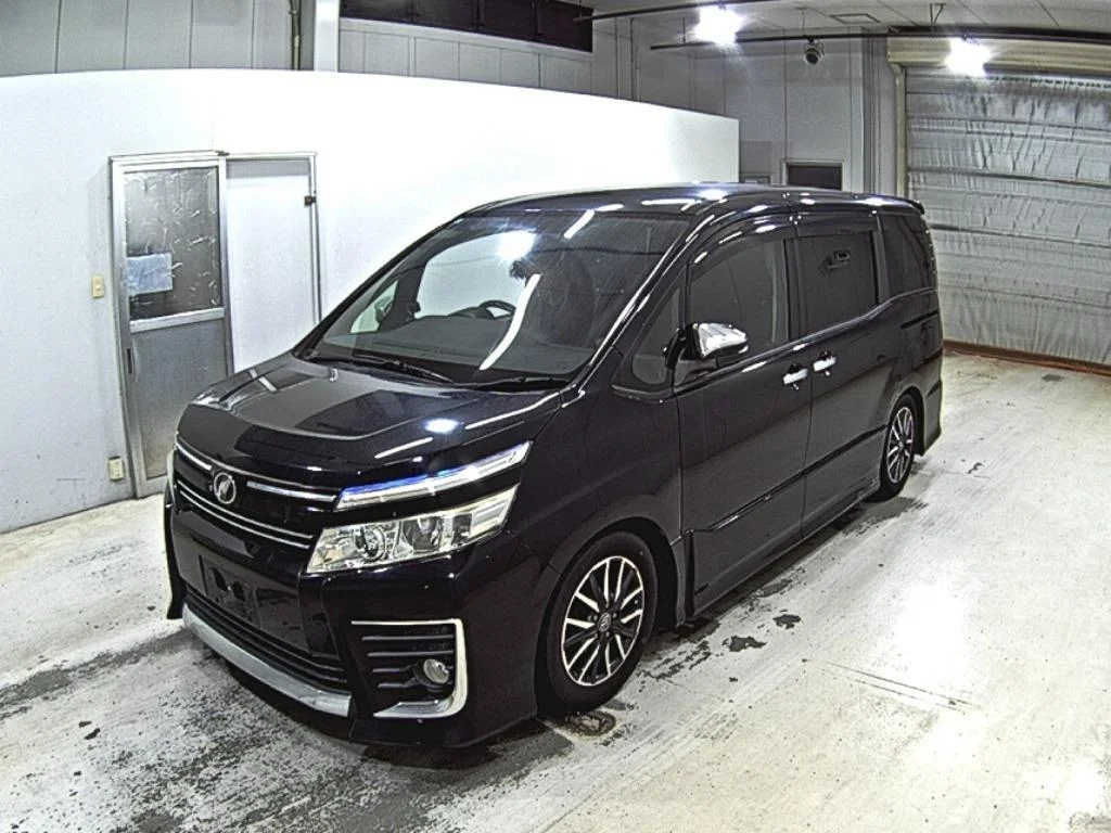 Toyota Voxy  с аукциона в Японии