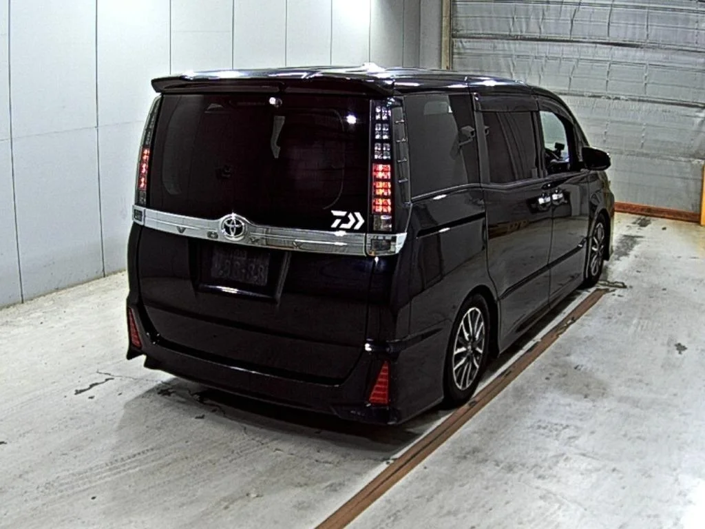Toyota Voxy  с аукциона в Японии