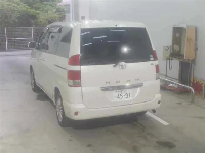 TOYOTA NOAH