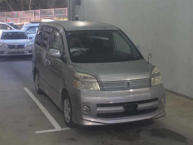 Toyota Voxy  с аукциона в Японии