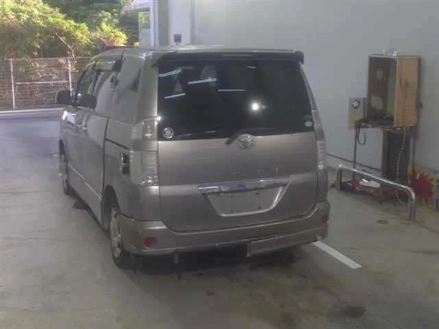 Toyota Voxy  с аукциона в Японии
