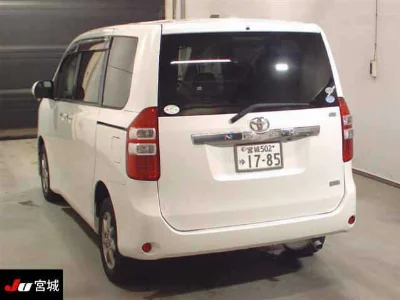 TOYOTA NOAH
