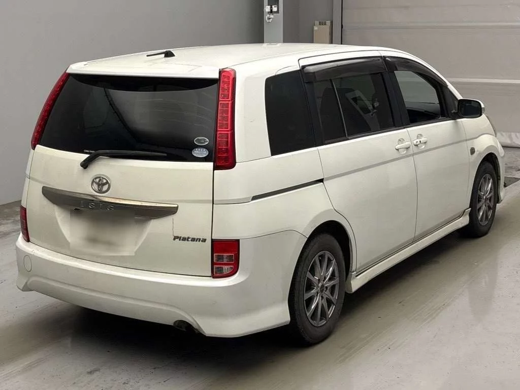 Toyota Isis  с аукциона в Японии