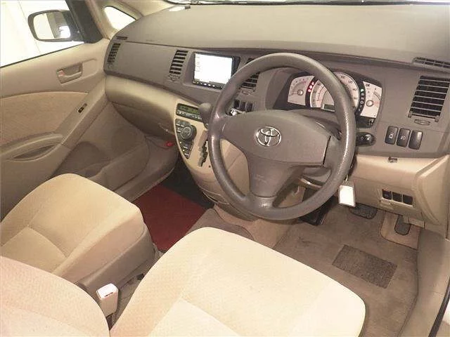 Toyota Isis  с аукциона в Японии