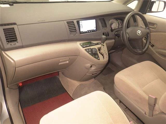 Toyota Isis  с аукциона в Японии