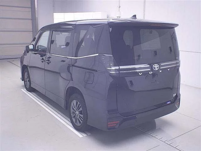 Toyota Voxy  с аукциона в Японии
