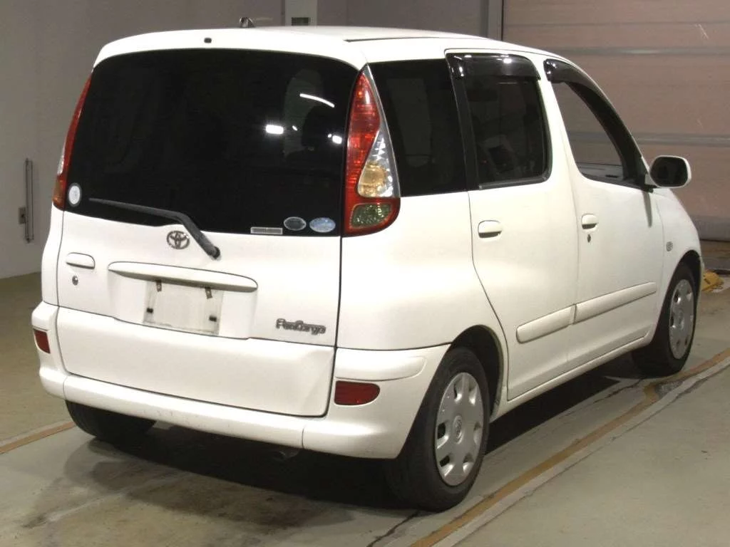 Toyota FUN CARGO  с аукциона в Японии