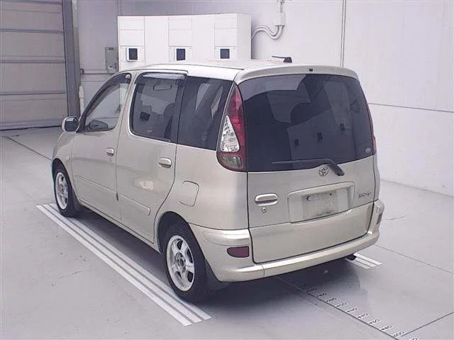Toyota FUN CARGO  с аукциона в Японии