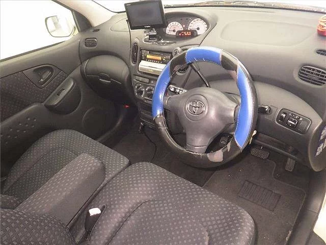 Toyota FUN CARGO  с аукциона в Японии
