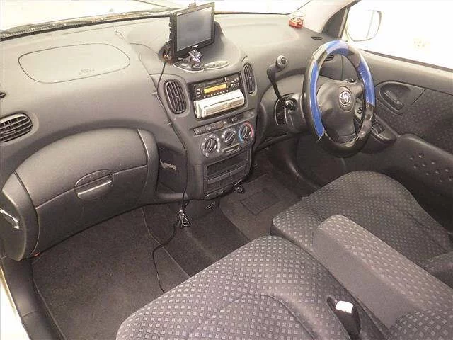 Toyota FUN CARGO  с аукциона в Японии