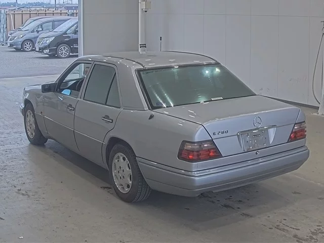 Mercedes-Benz E-Class  с аукциона в Японии