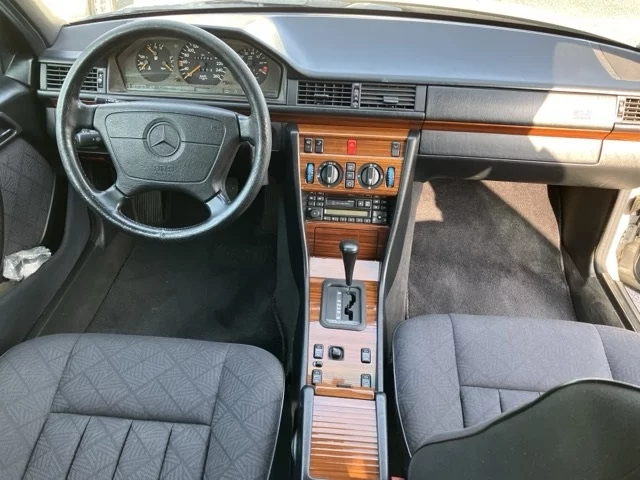 Mercedes-Benz E-Class  с аукциона в Японии