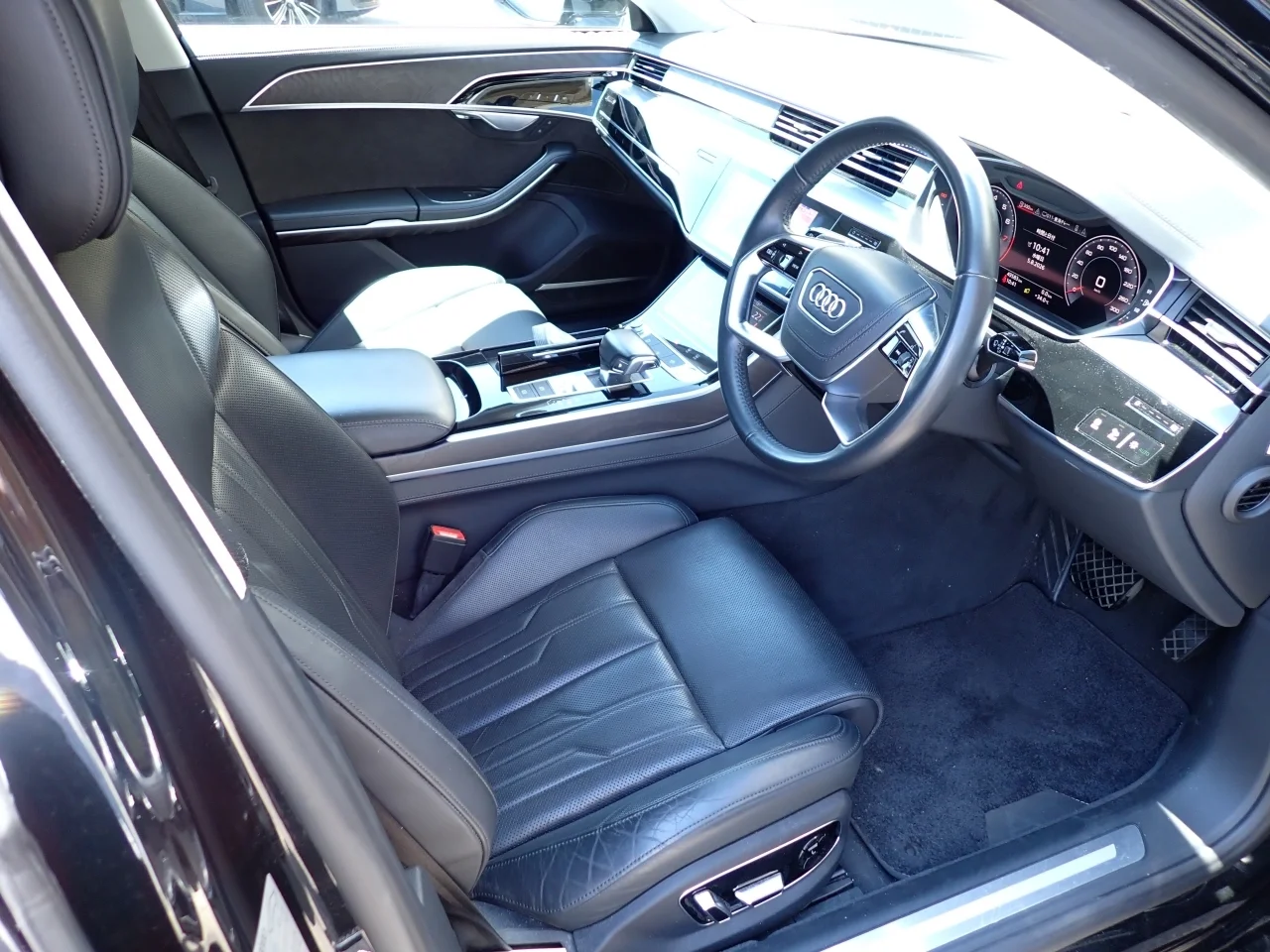 Audi A8  с аукциона в Японии