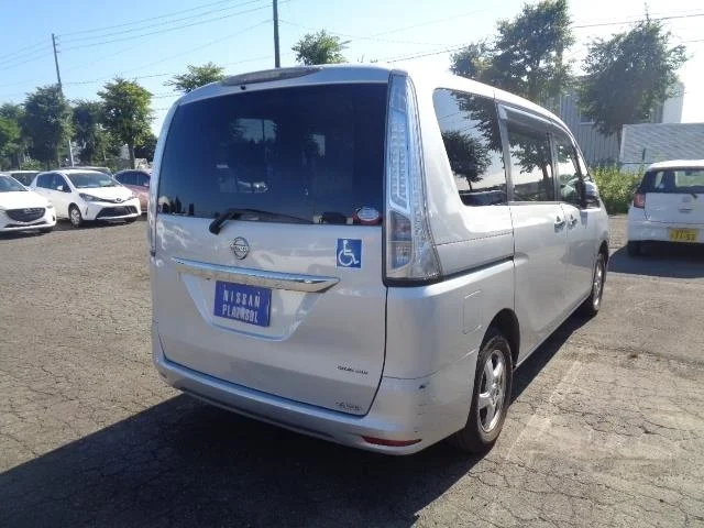 Nissan Serena  с аукциона в Японии