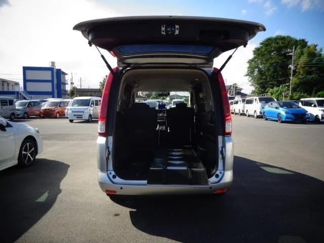 Nissan Serena  с аукциона в Японии