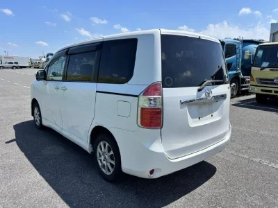TOYOTA NOAH