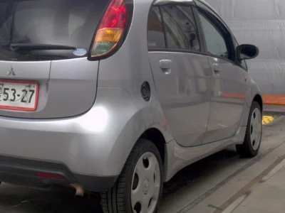 Mitsubishi i