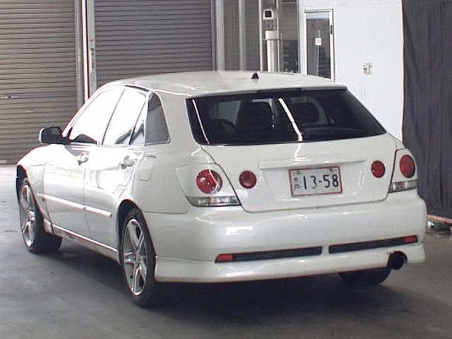 Toyota ALTEZZA GITA  с аукциона в Японии