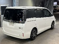 Цена авто Toyota Voxy с аукционов Японии, номер кузова ZWR80G, пробег 140 000, оценка 8