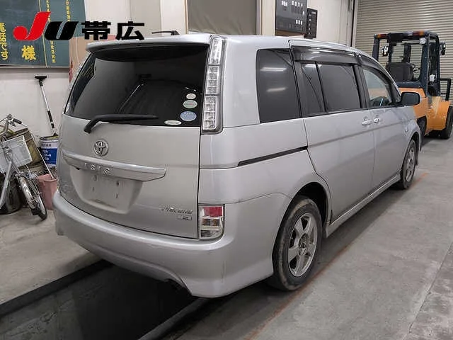 Toyota Isis  с аукциона в Японии