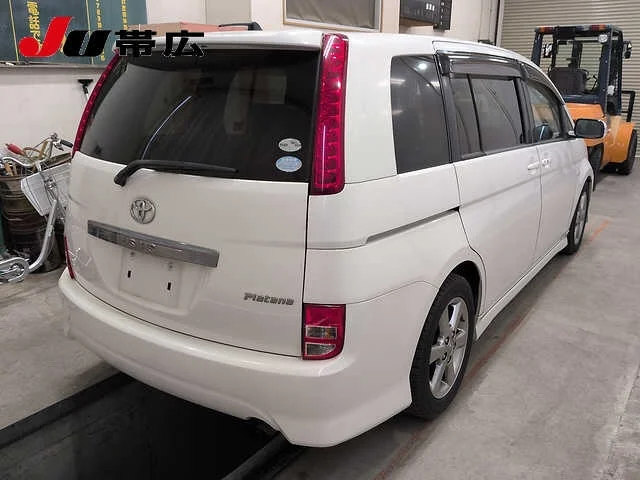 Toyota Isis  с аукциона в Японии