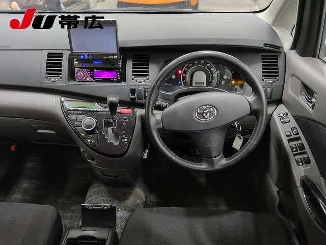 Toyota Isis  с аукциона в Японии
