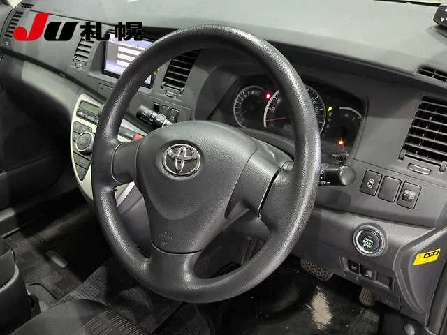 Toyota Isis  с аукциона в Японии