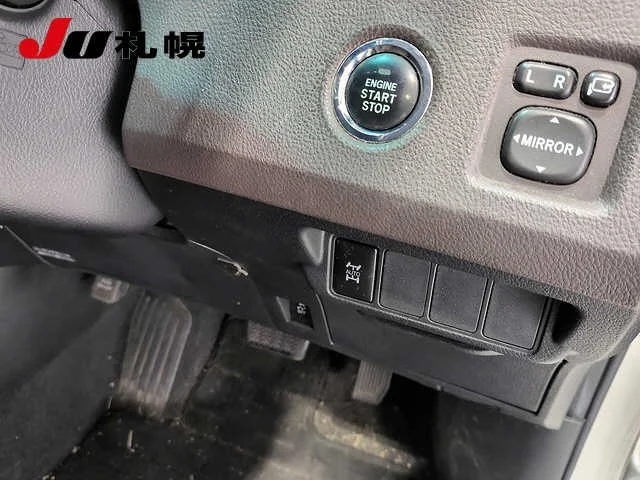 Toyota Mark X Zio  с аукциона в Японии