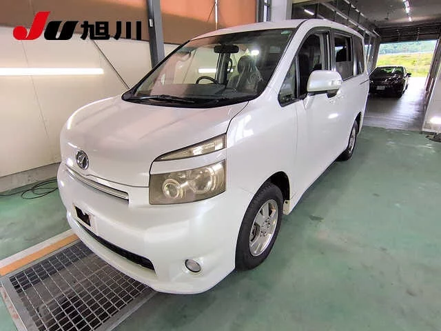 Toyota Voxy  с аукциона в Японии