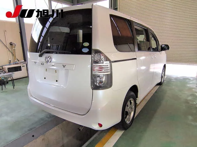 Toyota Voxy  с аукциона в Японии